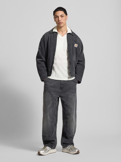 Męski model nosi Regular Fit Polo-Shirt mit Strukturmuster Model 'Heskild' od Blend, bawełna, krój regular fit, fakturowany wzór, krótki rękaw, kołnierzyk polo, długość tyłu 69 cm w rozmiarze M, widok całej sylwetki z przodu