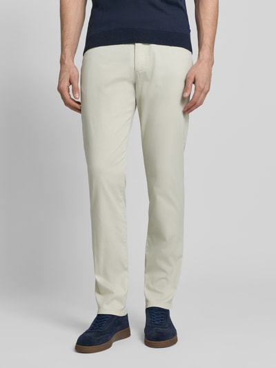 Mannenmodel draagt Regular Fit broek met steekzakken model 'CORDOBA' van bugatti, mix van katoen en elastaan, regular fit, voorkant detailopname