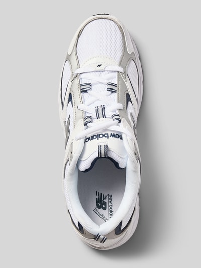 Produktfoto, Sneaker mit Logo-Detail Modell '408' von New Balance, weiße und silberne Farben, abgerundete Passform, leichte Sohle, strukturierte Textur, Logo an der Seite, Profilsohle, Herrenschuh mit 3 cm Absatzhöhe, 8 cm Schafthöhe und 9 cm Schaftweite