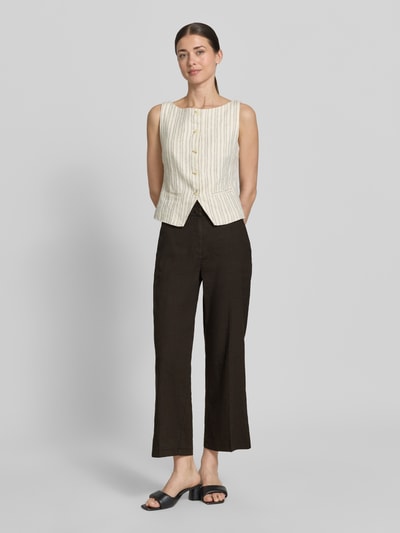 Frauenmodel trägt Chino aus Leinen-Mix mit Bügelfalte Modell 'CALIFORNIA' von Cambio, Damen, Straight Fit, dunkler Ton, Ganzkörperansicht von vorne.