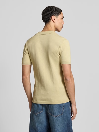 Männermodel trägt Slim Fit Poloshirt in Strick-Optik Modell 'Baron' von Blend, helle Baumwolle, Rückenansicht, Ganzkörperansicht Rückansicht