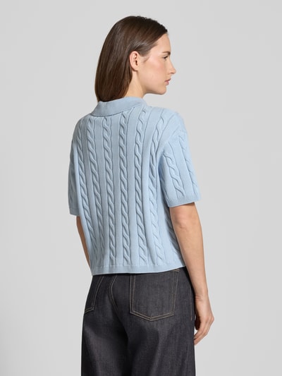 Vrouwenmodel draagt Slim Fit Poloshirt in Strick-Optik van JAKE*S STUDIO WOMAN, lichtblauw, katoen, ribgebreide afwerking, ruglengte 47 cm, mouwen 24 cm, geheel achteraanzicht