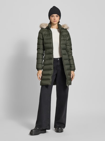 Tommy Jeans Slim Fit Steppmantel mit Daunen-Feder-Füllung Oliv 1