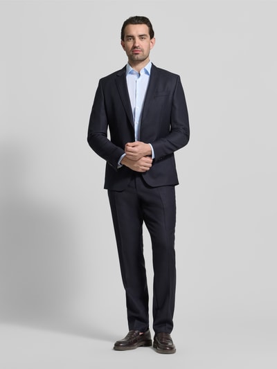 Männermodel trägt Super Slim Fit Business-Hemd mit Kentkragen von OLYMP No. Six in Hellblau, Baumwoll-Elasthan-Mix, Ganzkörperansicht von vorne. Langärmeliges Design mit durchgehender Knopfleiste und Sportmanschetten, Rückenlänge 80 cm, Schulterbreite 41 cm, Ärmellänge 67 cm.
