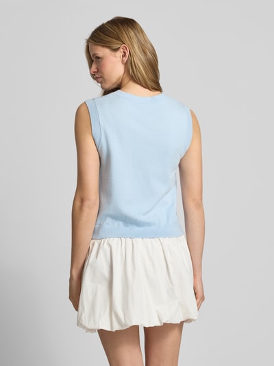 Frauenmodel trägt Regular Fit Pullunder aus Viskose-Mix Modell 'ORINA' von Pieces in Hellblau, Feinstrick, gerippter Abschluss, unifarben, Ganzkörperansicht Rückansicht.