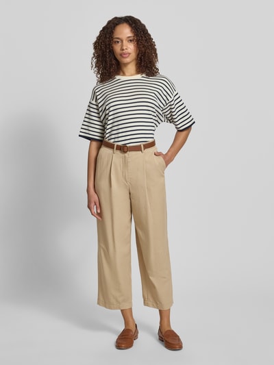 Frauenmodel trägt Hose aus Viskose-Baumwoll-Mix mit Gesäßtaschen von WHITE LABEL, beige, Relaxed Fit, Bundfalten, Ganzkörperansicht von vorne.