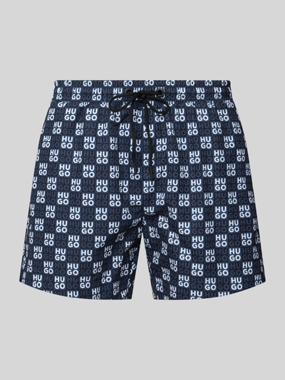Produktfoto, Regular Fit Badeshorts mit Label-Prägung Modell 'AARON' von HUGO, Optik: Unifarben mit Label-Print, Bundabschluss: elastisch mit Tunnelzug, Passform: Regular-Fit, seitliche Eingrifftaschen, strukturierte Oberfläche, geometrisches Muster.