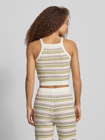Frauenmodel trägt Cropped Stricktop in Jacquard-Strick von Review mit Streifenmuster aus reiner Baumwolle, Rückenlänge 42 cm, Ganzkörperansicht Rückansicht.
