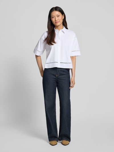 Vrouwenmodel draagt witte dames blouse van katoenmix met stretch, boxy fit, overhemdkraag, 1/2-mouwen, model 'Zlana' van Someday, ruglengte maat 36: 57 cm, mouwlengte maat 36: 24 cm, voorkant volledige lichaamsweergave