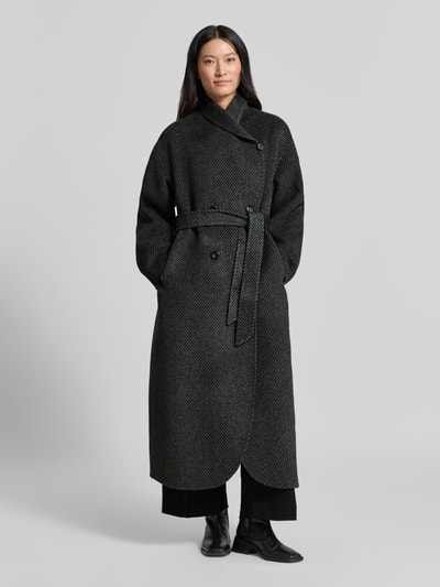 Frauenmodel trägt Mantel mit Schalkragen von Emporio Armani, dunkle Farbe, taillierte Passform, doppelte Knopfleiste, Taillienband, Ganzkörperansicht von vorne.
