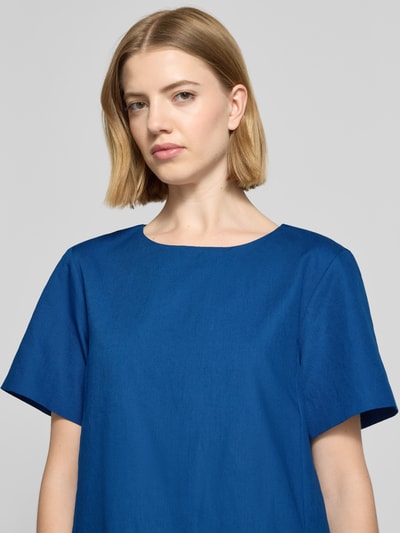 Frauenmodel trägt Mini-Leinenkleid aus Baumwoll-Leinen-Mix Modell 'ALOA' von Weekend Max Mara, Optik: Unifarben, Nahaufnahme Oberkörper.