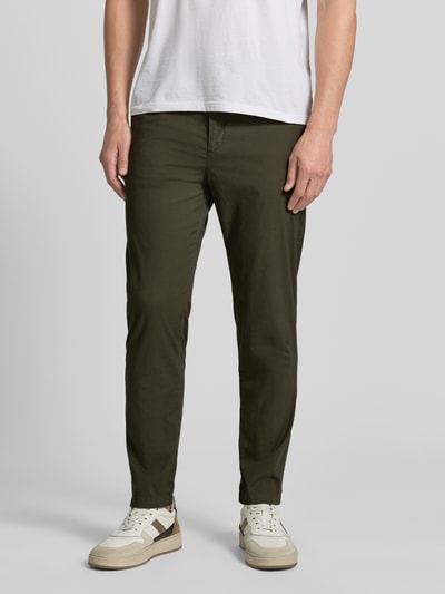 Męski model nosi Tapered Chino aus Baumwoll-Mix Modell 'CHINO-TAPERED-DS-10' od BOSS Orange, ciemnozielony, gładki bawełniany materiał, kieszenie boczne, elastyczny pas, krój tapered fit, widok całej sylwetki z przodu.