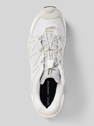 Produktfoto, Sneaker mit profilierter Sohle Modell 'XC ROAM' von Salomon in Weiß und Hellgrau, abgerundete Spitze, sichtbare Schnürung, Logo auf Zunge, strukturierte Oberfläche, Größe 44 bei 4 cm Absatzhöhe, 7 cm Schafthöhe, 8 cm Schaftweite.