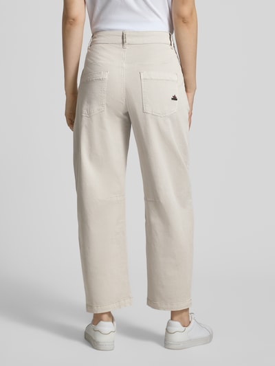 Frauenmodel trägt Barrel Fit Hose mit Eingrifftaschen von Buena Vista, Baumwoll-Mix mit Viskose-Anteil, Ganzkörperansicht Rückansicht.