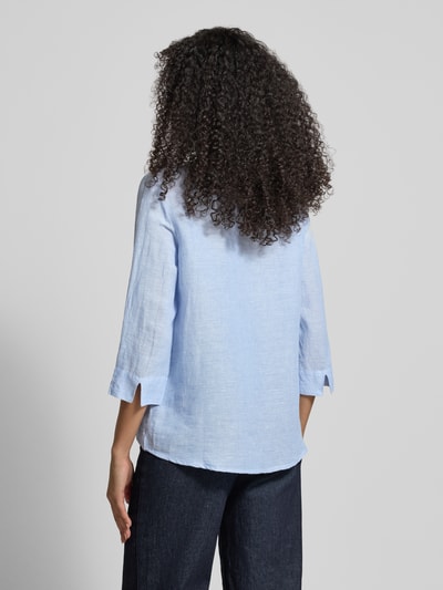 Vrouwenmodel draagt lichtblauwe 'Relaxed Fit Bluse aus Leinen-Mix' van Christian Berg Woman, linnen-katoenmix, 3/4-kraag, boorduittrekkoord, rechte zoom, ruglengte 61 cm, mouwlengte 46 cm, volledige lichaamsweergave achteraan.
