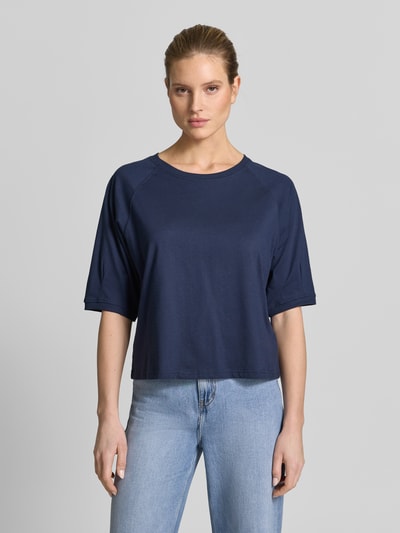 Vrouwenmodel draagt Regular Fit sweatshirt met ronde hals model 'Comte' van FREE/QUENT, puur katoen, halflange mouwen, elastische mouwuiteinden. Ganzebody vooraanzicht.