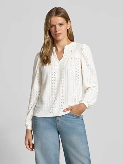 Frauenmodel trägt Regular Fit Tunika mit Lochstickerei Modell 'SANDRA' von ONLY, weiß mit feiner Lochstruktur, Damen Tunika von ONLY, Ganzkörperansicht von vorne.