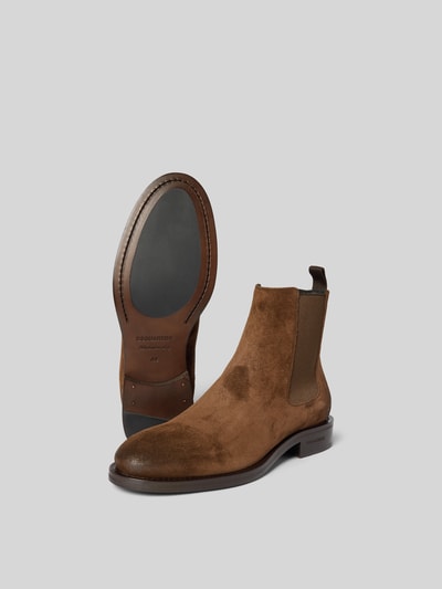 Produktfoto, braune Chelsea-Boots mit elastischem Einsatz aus beschichtetem Echtleder, Label-Detail, strukturierte Sohle, von Dsquared2, abgerundete Spitze, Absatzhöhe 4 cm, Schafthöhe 16 cm bei Größe 44