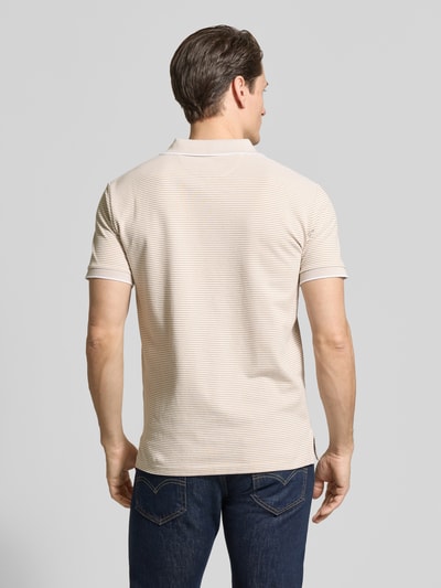 Männermodel trägt Slim Fit Poloshirt aus Baumwoll-Mix von Polo Ralph Lauren, Optik: gestreift, Logo-Detail, Ganzkörperansicht Rückansicht.