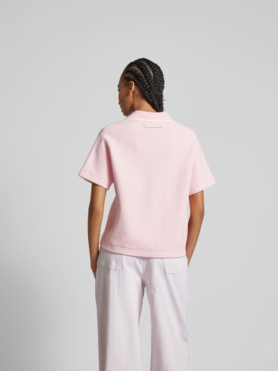 Victoria Beckham Oversized Poloshirt mit V-Ausschnitt Hellrosa 5