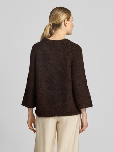 Vrouwenmodel draagt Strickpullover mit Raglanärmeln van FREE/QUENT, bruin met rechte pasvorm, ronde hals, mix van wol, ruglengte 54 cm, mouwlengte 50 cm, achteraanzicht van volledige lichaam.