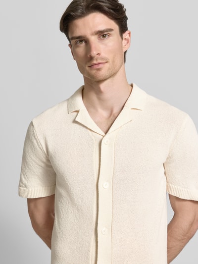 Männermodel trägt Regular Fit Freizeithemd mit Reverskragen Modell 'LINDHOLM' von Casual Friday, cremefarben, Material-Mix, Nahaufnahme Oberkörper.