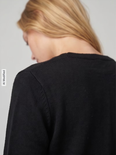 Vrouwenmodel draagt Regular fit gebreid jack met wol model 'MALOU' van PIECES in effen zwart, Dames, detailopname van de rug, KI-modificeerd beeld