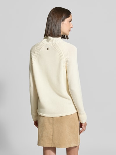Modelka nosi Regular Fit Pullover mit Woll- und Kaschmir-Anteil Modell 'Kustra' od JOOP!, kremowy sweter z mieszanki wełny i kaszmiru do beżowej spódnicy, tekstura miękka, widok całej sylwetki od tyłu, sweter damski JOOP!.