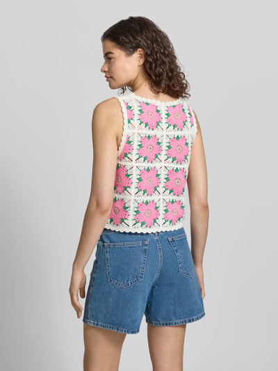 Frauenmodel trägt Boxy Fit Strick-Top mit Allover-Muster Modell 'EMMA' von Only, Struktur-Muster in Rosa, Grün, Weiß, breite Träger, Rundhals, Strick-Optik, Ganzkörperansicht Rückansicht