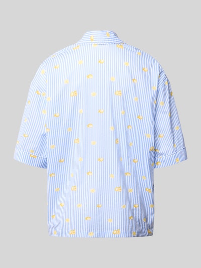 Männermodel trägt Pyjama-Oberteil im Allover-Look von Christian Berg Woman, niebiesko-białe paski z żółtym wzorem, czysta bawełna, krój relaxed fit, perspektywa: Ganzkörperansicht Rückansicht.