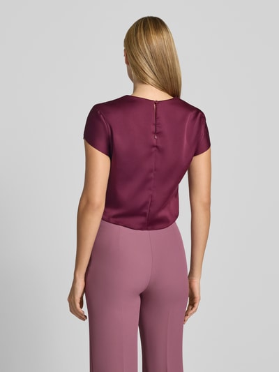 Frauenmodel trägt Bluse aus Satin von Rinascimento in dunklem Bordeaux, glatte Textur, Rückseitige Knopfverschluss, Ganzkörperansicht Rückansicht.