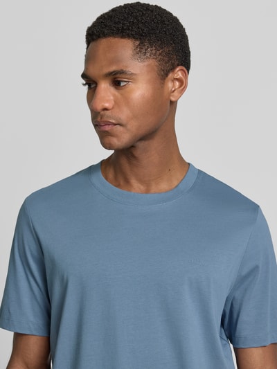 Männermodel trägt Regular Fit T-Shirt aus reiner Baumwolle von s.Oliver RED LABEL in Unifarben, Kurzarm, Jersey, Nahaufnahme Oberkörper.