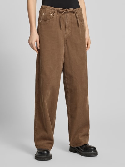 Kobiece modelka nosi Loose Fit Cordhose aus reiner Baumwolle od Only, brązowy sztruks, pionowe paski, 5 kieszeni, średni stan, przód, zbliżenie na dolną część ciała.