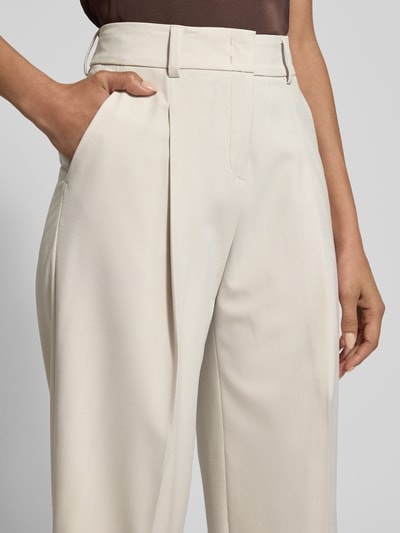 Vrouwenmodel draagt Weite Hose in verkürzter Passform Modell 'SLOANNE' van SEDUCTIVE, beige, rechte wijde pijpen, viscosemix, detailopname heupen, verkorte fit, persvouwen.