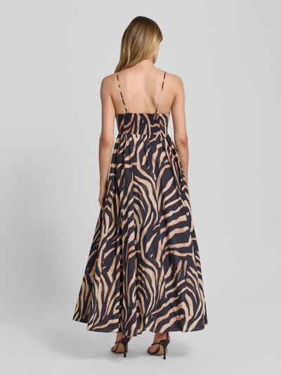 Frauenmodel trägt Empire Trägerkleid aus reiner Baumwolle Modell 'KUMARE-1' von HUGO mit Optik:Allover-Muster, Animal-Print, Maxi-Länge, Materialverarbeitung: Popeline, in Schwarz und Beige, Ganzkörperansicht Rückansicht.