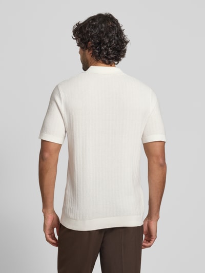 Męski model nosi Regular Fit Poloshirt aus reiner Bio-Baumwolle Modell 'CRAN' von SELECTED HOMME, kremowa dzianina, tekstura, tył, ujęcie całopostaciowe z tyłu
