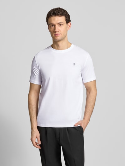 Männermodel trägt Regular Fit T-Shirt Set aus reiner Baumwolle im 3er-Pack von Marc O'Polo, weiß, kurzarm, unifarben, Logo-Print, Ganzkörperansicht von vorne.
