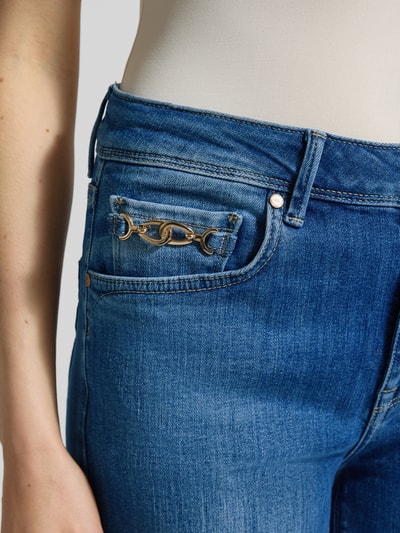 Frauenmodel trägt Straight Fit Jeans aus Baumwoll-Mix Modell 'KIRA' von Raffaello Rossi mit Kontrastnähten, Nahaufnahme Oberkörper.