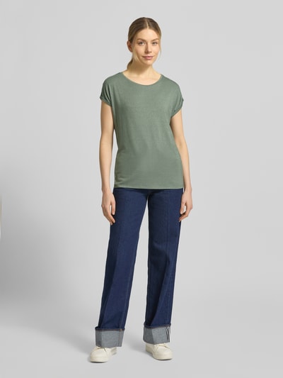 Frauenmodel trägt Relaxed Fit T-Shirt aus Viskose-Mix Modell 'LAVA' von Vero Moda, Allover-Muster, kurzarm, Rundhals, Ganzkörperansicht von vorne.