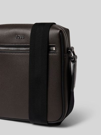 Produktfoto, Reporter-Tasche aus genarbtem Leder Modell 'DAXTER_NS zip' von BOSS mit Optik: Unifarben, Reißverschluss, Hauptfach, Reißverschlussfach außen, Label-Applikation aus Metall, Schulterriemen, echtes Leder