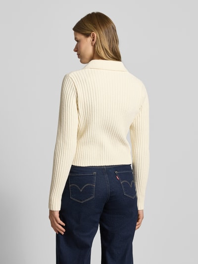 Kobiece modelka nosi Regular Fit Kardigan rozpinany z prążkowanej dzianiny Model 'ELLY' od Only, efekt: jednolity kolor, wykładany kołnierz, dekolt w serek, długi rękaw, strukturalna faktura, Ganzkörperansicht Rückansicht.