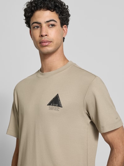 Männermodel trägt Regular Fit T-shirt mit Logodetail von G-Star Raw aus puur katoen, ronde hals, heren, ruglengte maat M 70 cm, Nahaufnahme Oberkörper