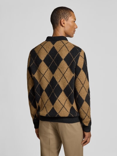Męski model nosi Slim Fit Strickjacke mit Woll-Anteil Modell 'Simon' od JACK & JONES Premium w elastycznej mieszance materiałów z wełną, kraciasty wzór w kolorach beżu i czerni, długość tyłu w rozmiarze M: 67 cm, długość rękawa w rozmiarze M: 68 cm, strukurana powierzchnia, widok całej sylwetki z tyłu.