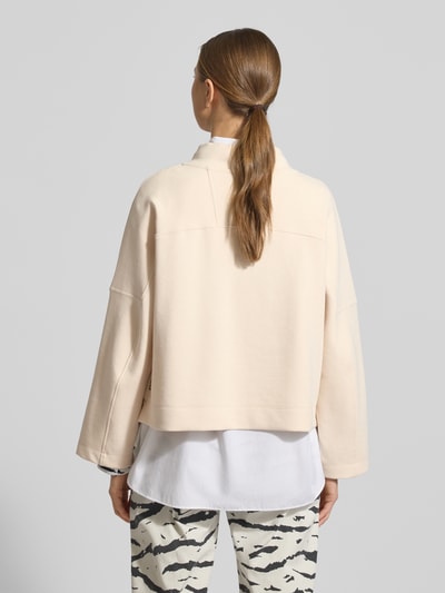 Männermodel trägt Oversized Sweatshirt mit Tunnelzug von Marc Cain, mieszanka bawełny z dodatkiem streczu, krój oversized, stójka, tunel, widok całej sylwetki z tyłu.