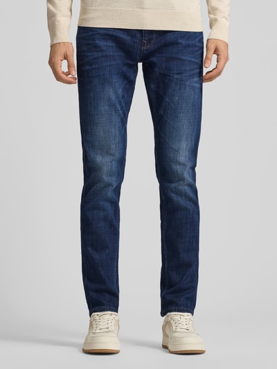 Männermodel trägt Jeans mit 5-Pocket-Design von PME Legend aus Baumwoll-Mix mit Stretch-Anteil, Slim Fit, Knopf- und Reißverschluss, Label-Detail, dunkelblau, Ganzkörperansicht von vorne.