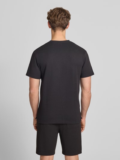 Männermodel trägt Regular Fit T-Shirt mit Viskose-Anteil Modell 'TREY' von Only & Sons, Optik: Unifarben, Struktur, Ganzkörperansicht Rückansicht.