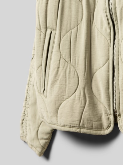 Produktfoto, Regular Fit Jacke aus Viskose-Mix in Stepp-Optik Modell 'Varah' von CARS JEANS mit Reißverschluss und Eingrifftaschen, beige, Stepp-Optik, sichtbare Struktur, Kontext: kinder Jacke, Stehkragen, Rückenlänge 50 cm, Schulterbreite 39 cm, Ärmellänge 49 cm.