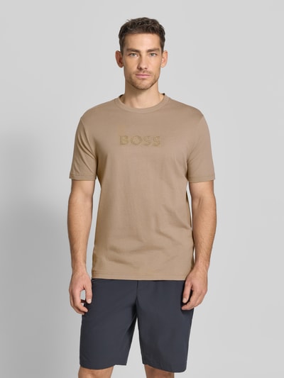 Männermodel trägt Regular Fit T-Shirt aus reiner Baumwolle Modell 'TS_TERRACE' von BOSS Green, Optik: Unifarben, 3D-Label Print, Rundhals, Kurzarm, Jersey-Material, Ganzkörperansicht von vorne.