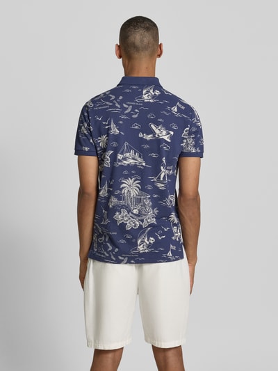 Męski model nosi Regular Fit Poloshirt aus reiner Baumwolle von Polo Ralph Lauren, efekt: wzór na całej powierzchni, krój regular fit, wzór: nadruk polo bear, wyhaftowane logo, kołnierzyk polo, krótki rękaw, zakończenie rękawów: prążkowane, materiał: bawełna; całopostaciowy widok z tyłu.