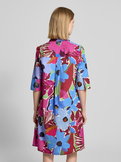 Frauenmodel trägt Relaxed Fit Midikleid mit floralem Allover-Print von Christian Berg Woman Selection, Reine Baumwolle, Halbarm, Umlegekragen, Knopfleiste, farbenfrohes Muster, Ganzkörperansicht Rückansicht.